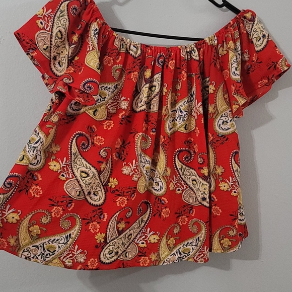 NWOT, Timing off shoulders red blouse with print - Picture 2 of 2